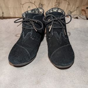 TOMS 7.5 black suede desert wedge booties